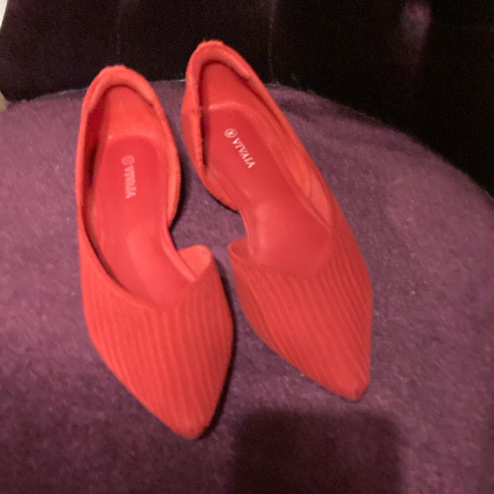 Red Minimalist Flats with Pointed Toe Design
